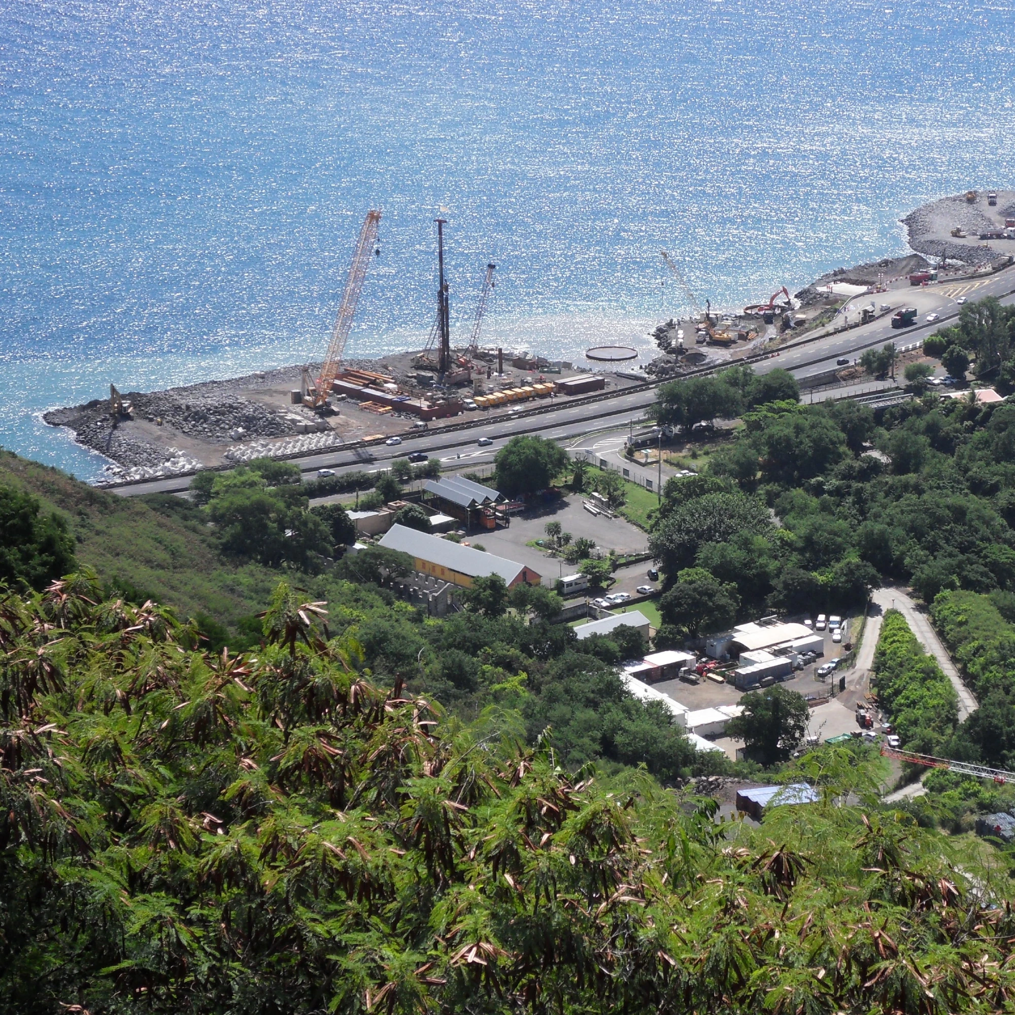 Photo de la nouvelle route du littoral à l'île de La Réunion.